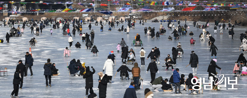 [포토뉴스] 안동 암산얼음축제 개막, 나들이객으로 북적이는 빙판