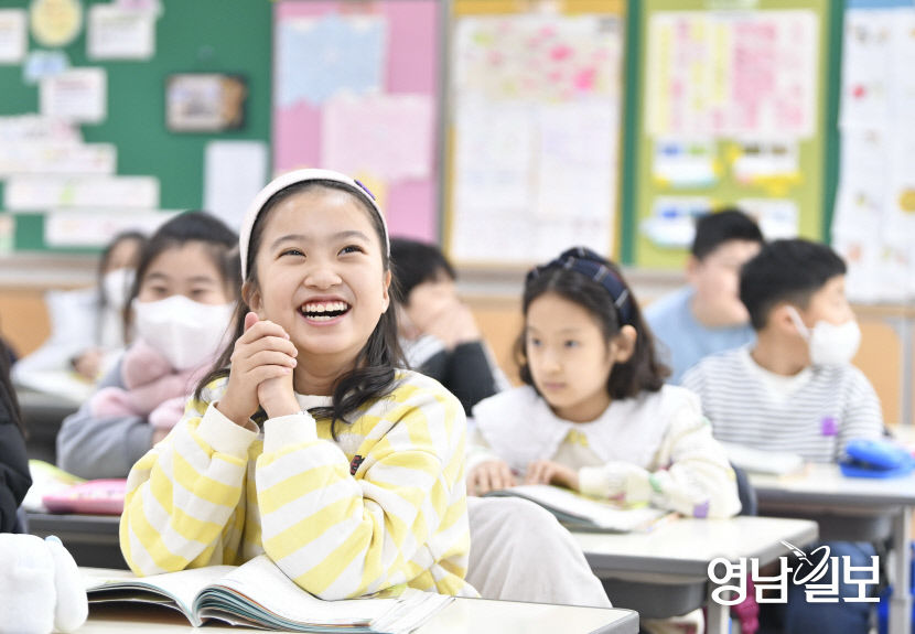 [포토뉴스] 입학 후 처음 활짝 웃는 초등학교 3학년