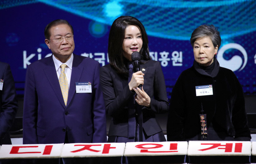김건희 여사, 디자인계 신년인사회·캄보디아 환아 만남 등 보폭 넓혀