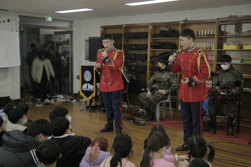 육군3士 군악대 장병 아동시설에 재능기부