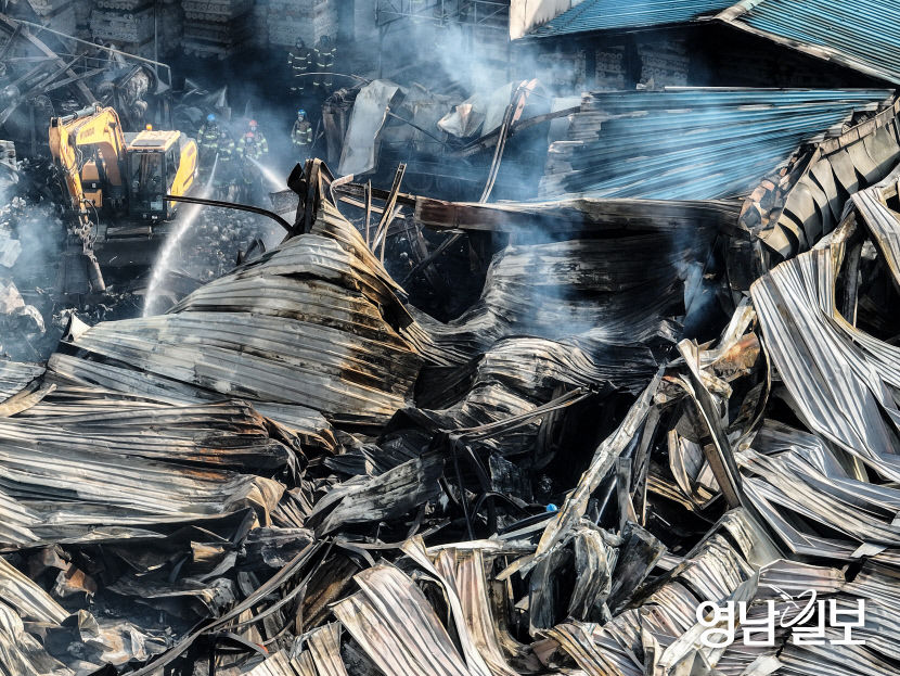 [포토뉴스] 대구 성서공단 섬유공장 화재, 잔불 정리하는 소방관들