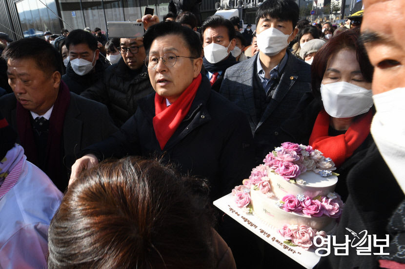 [포토뉴스] 황교안 전 총리 박근혜 전 대통령 사저 방문