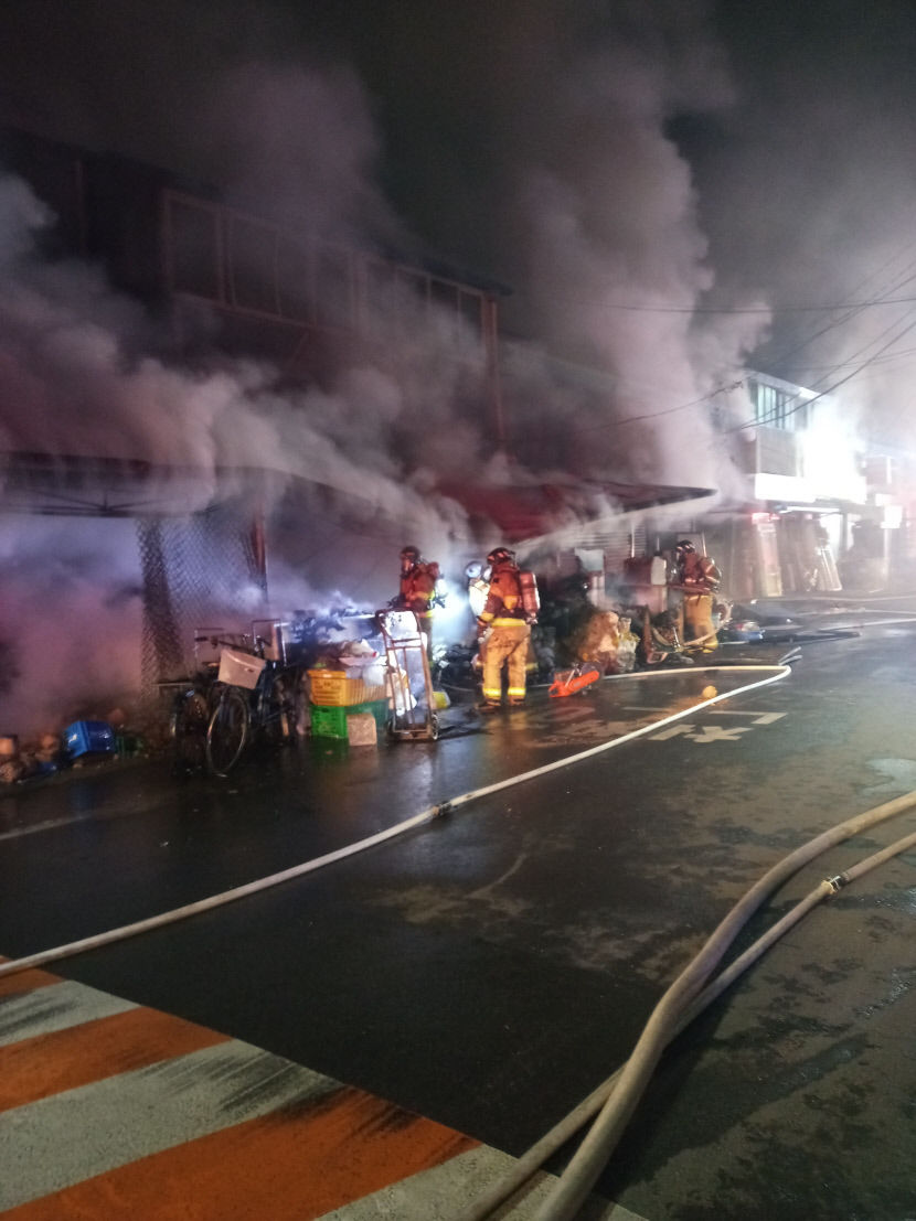 대구 서구 옛 원대시장서 화재...40여분만 큰 불길 잡아