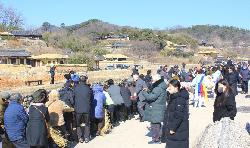 [포토뉴스] “영차영차~” 경주 양동마을 정월대보름 줄다리기