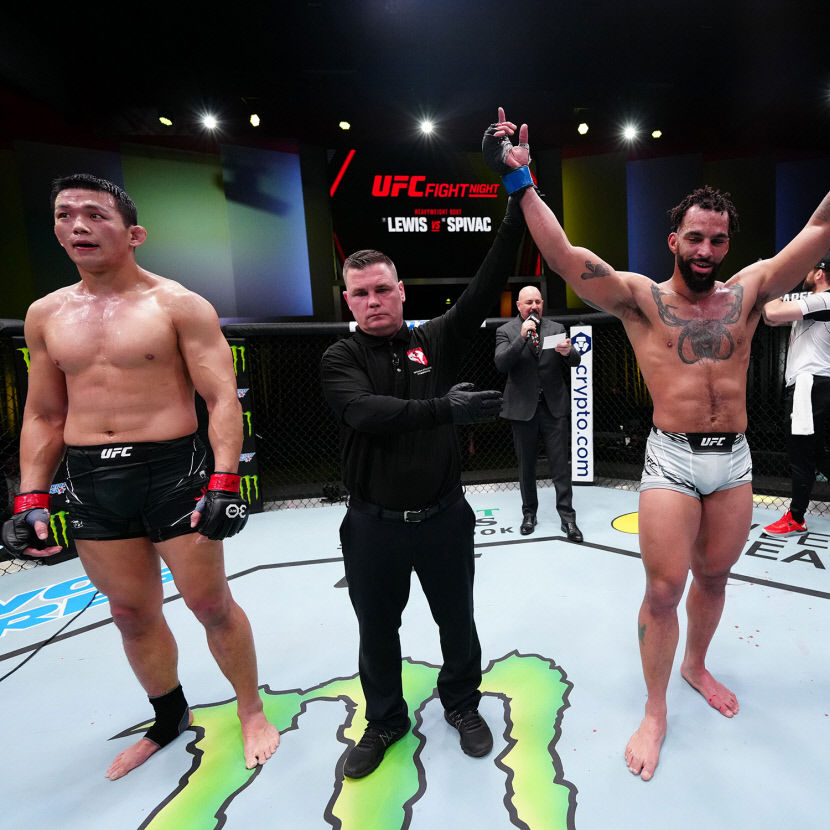 더 멀어진 亞 최초 UFC 중량급 랭커…정다운, 클락에 0-3 판정패