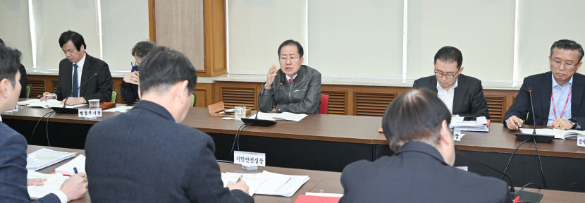 홍준표 대구시장 대구경북신공항과 가덕도신공항 경쟁구도 몰아가선 안돼