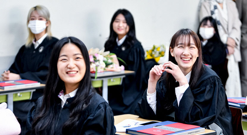 [포토뉴스] 마스크 쓰고 입학해 웃음꽃 피우며 졸업하는 여고생들