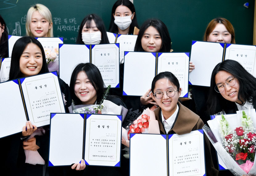 [포토뉴스] 마스크 쓰고 입학해 웃음꽃 피우며 졸업하는 여고생들