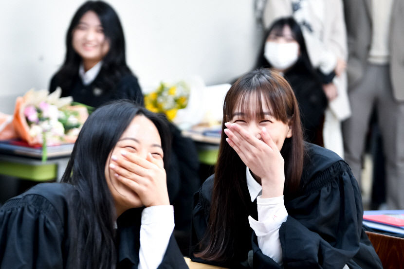 [포토뉴스] 마스크 쓰고 입학해 웃음꽃 피우며 졸업하는 여고생들