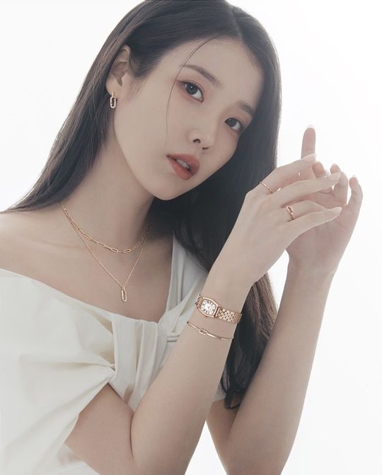 이종석♥ 아이유, 순백의 드래스 자태 봄의 여신