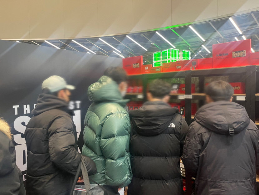 [르포] 더현대 대구 슬램덩크 팝업스토어 첫날 인산인해…일부 품목은 15분만에 매진