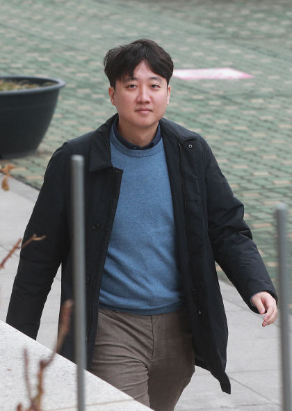 SNS로 지원사격하고 라디오 인터뷰…이준석 전 대표의 심상치 않은 행보