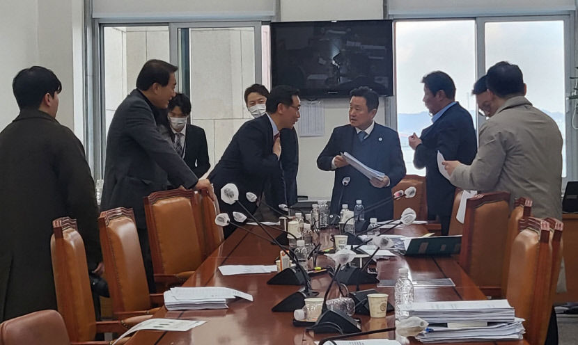 선례 없는 일 신공항 주변 개발 국비지원에 태클 건 野