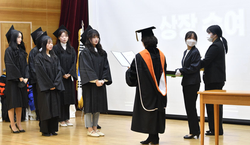 [포토뉴스] 3년 만에 마스크 벗고 졸업하는 대구대학생들