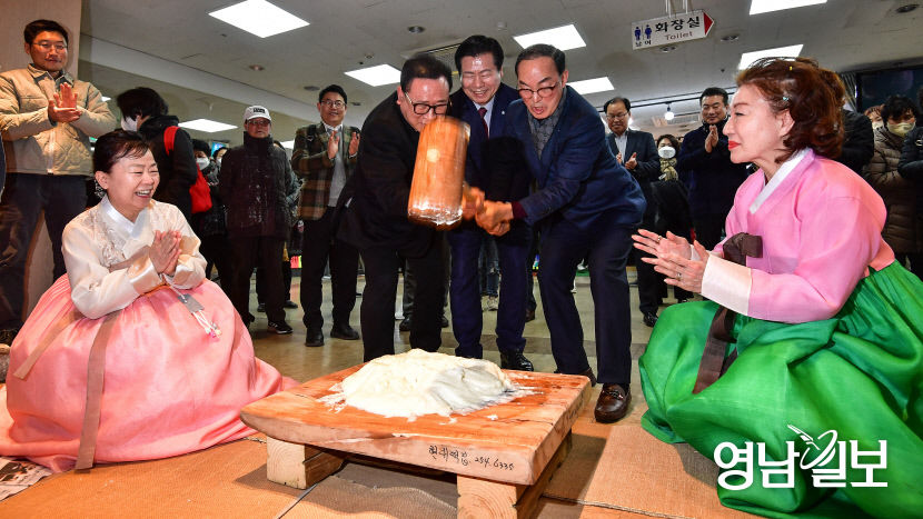 [포토뉴스] 음력 2월 초하루 맞아 떡메치기