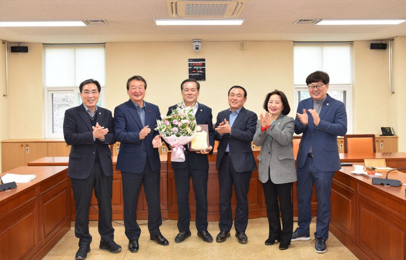 박순득 경산시의회 의장 대한민국지방의정봉사 대상 수상