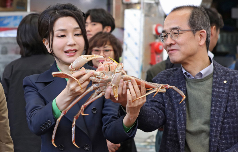 김건희 여사, 포항 찾아 봉사활동 및 죽도시장 상인 격려