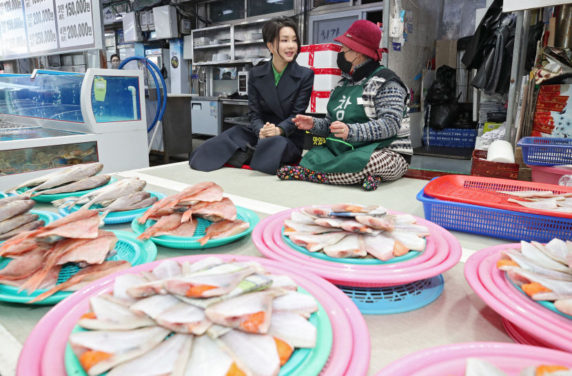 김건희 여사, 포항 찾아 봉사활동 및 죽도시장 상인 격려