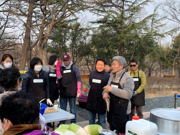 [동네뉴스] 행복한 동행 이시우 대표 마음으로 효도 급식을 준비합니다.