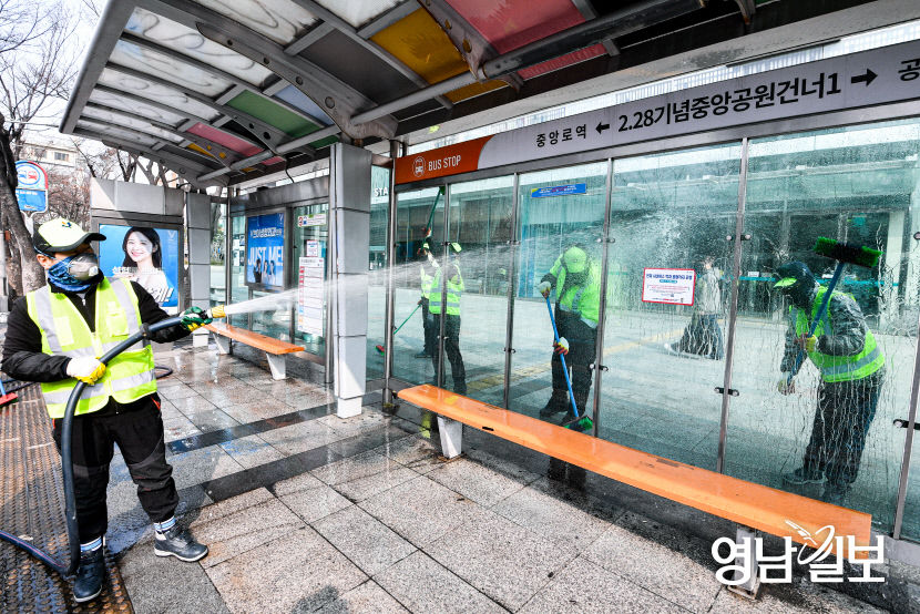 [포토뉴스] 봄 맞이 대청소 실시하는 대구 중구청