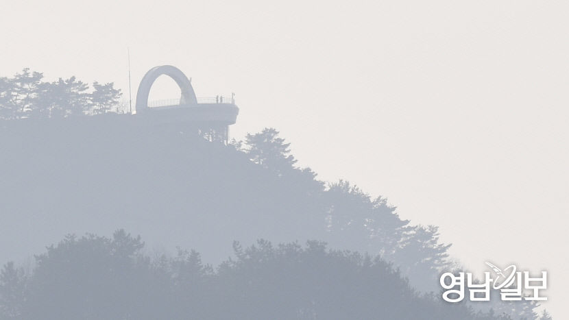 [포토뉴스] 초미세먼지 속 앞산 전망대