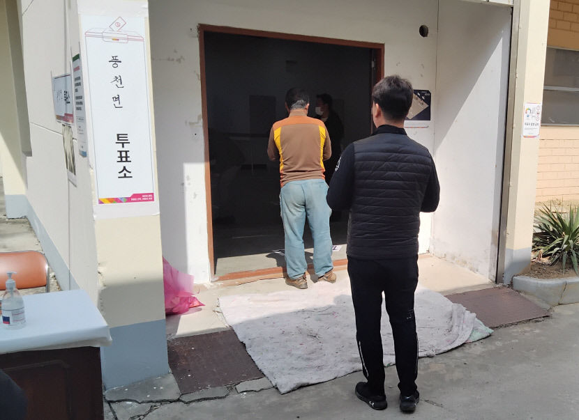 조합에 이익을 가져올 후보에게 서안동농협 투표소 분위기 후끈