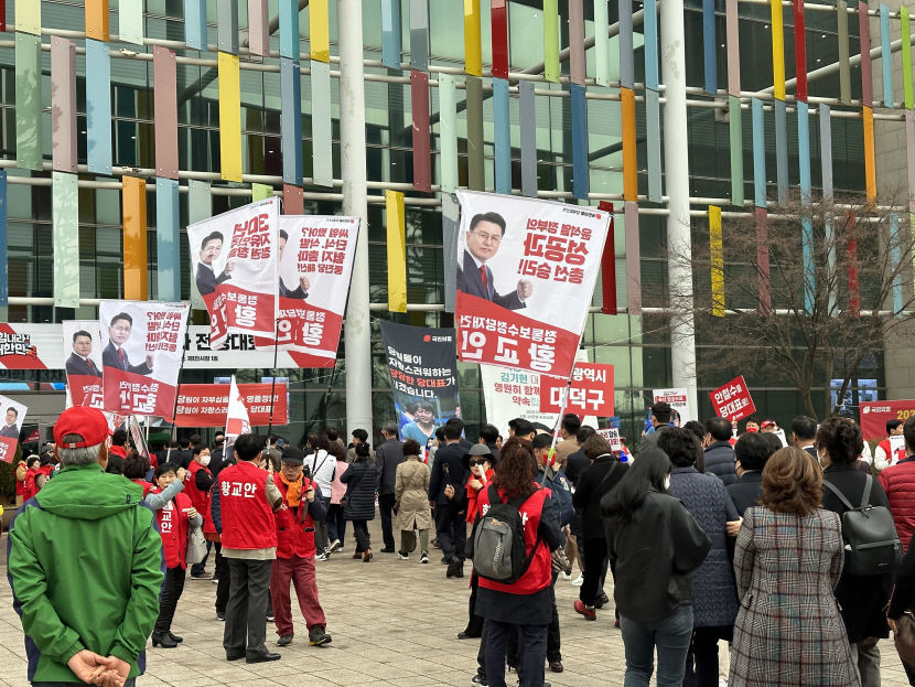 [국민의힘 전당대회] 현장 투표 없지만 지지자·당원로 북새통