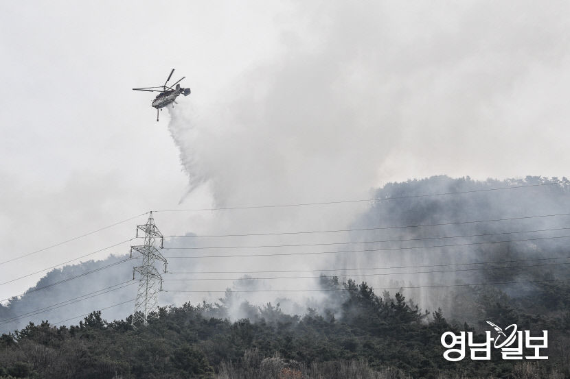 [포토뉴스] 대구 앞산 산불 발생…소방헬기 진화중