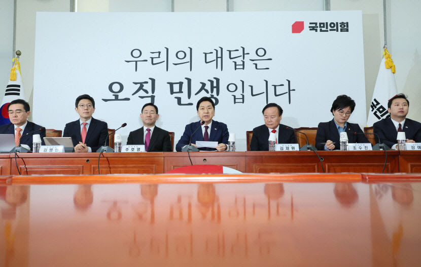 이준석 포용론 갑론을박…李는 나를 안고 가지 말라