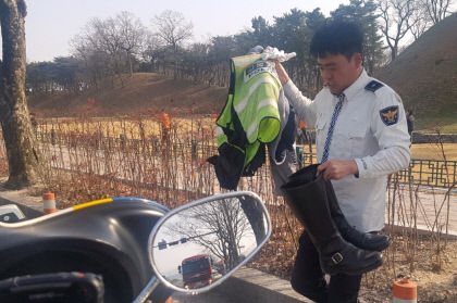 경주경찰, 월성 해자에 빠진 40대 여자 운전자 구조