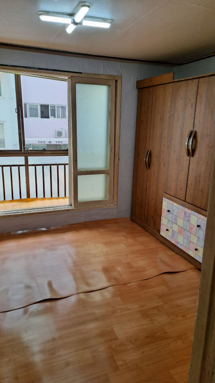 8t 쓰레기 더미 속 생활하던 60대, 주변 도움으로 새생활