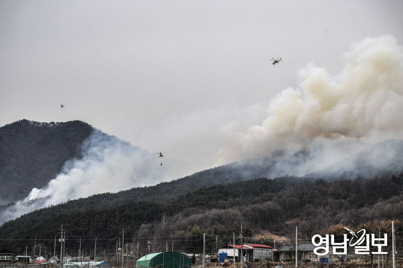 [포토뉴스] 경북 상주 산불 2단계…소방 헬기 진화중