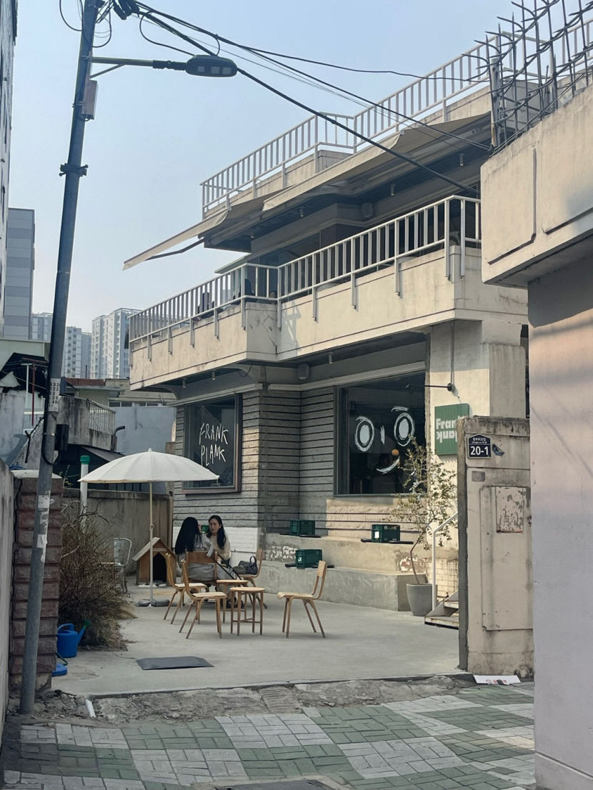 [대구 상권 다변화 시대 - 신천4동] 동부로 34길, 인더스트리얼 인테리어로 차별화