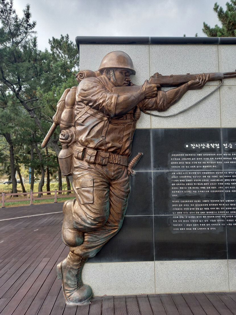 [김찬일의 방방곡곡길을 걷다] 장사상륙작전 전승기념공원, 보름간의 훈련만 거치고 북한군과 맞붙은 772명의 어린 영웅들