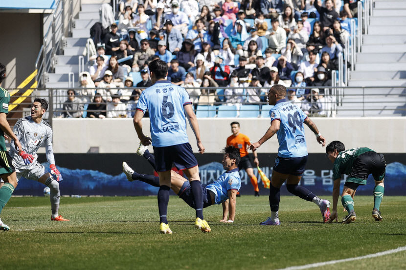 대구FC, 만원 관중 응원 업고 천적 전북 상대로 첫승 신고