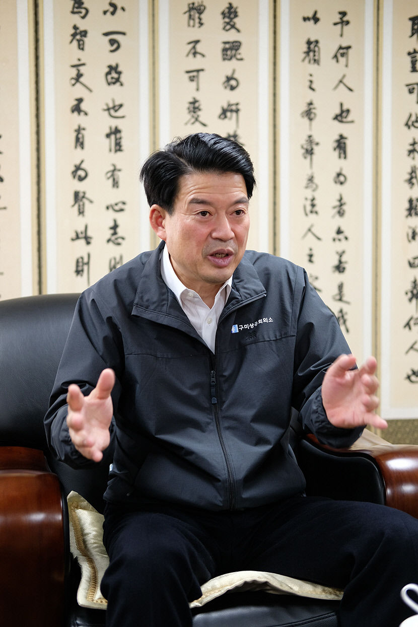 [논설위원의 직터뷰] 윤재호 구미상공회의소 회장 정장 입고도 늘 운동화…구미경제 부흥 위해 열심히 뛰어야죠