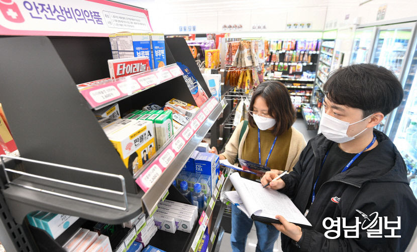[포토뉴스] 편의점 판매 의약품 점검 나선 대구 중구청
