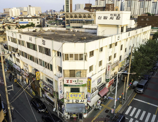 사람 소리 가득했던 전통시장 역사 속으로…주상복합·아파트 빌딩숲 된다