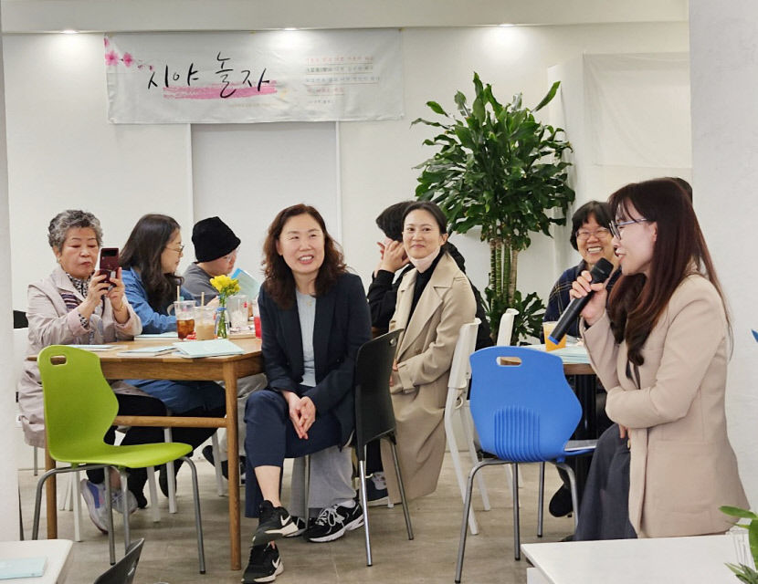 [동네뉴스] 우리의 솔직담백한 詩…시야 놀자 출판기념회
