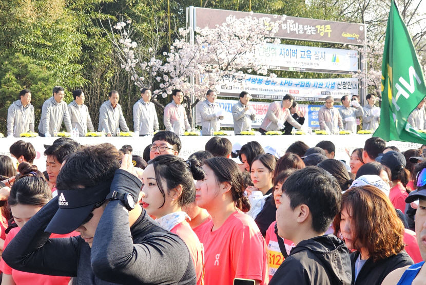 전국 최고의 경주벚꽃마라톤대회…1만 명 마라토너 벚꽃길을 달리다