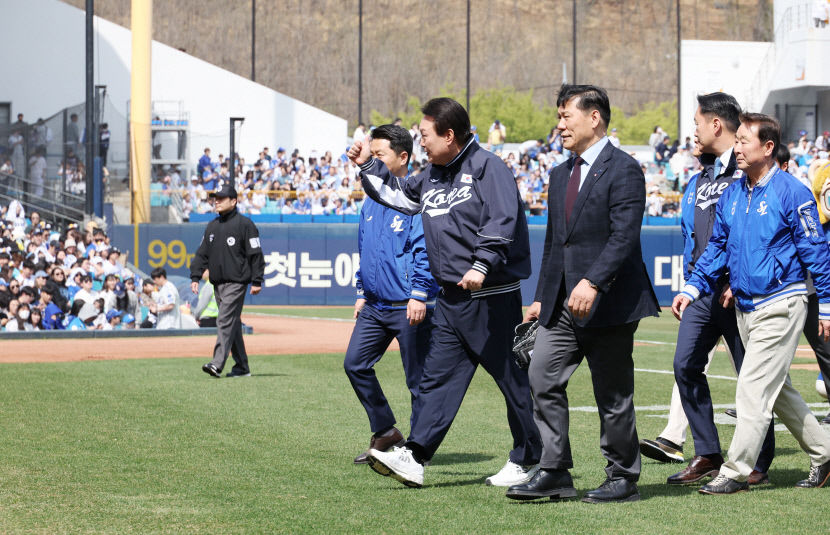 [尹 대구방문] 스트라이크 시구에 허구연 역대급 돌직구…야구광 인증한 대통령