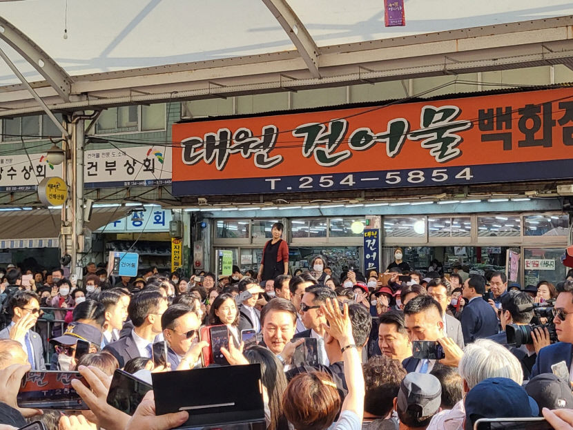 [尹 대구방문] 국정에너지 재충전…서문시장 구름 인파 환영