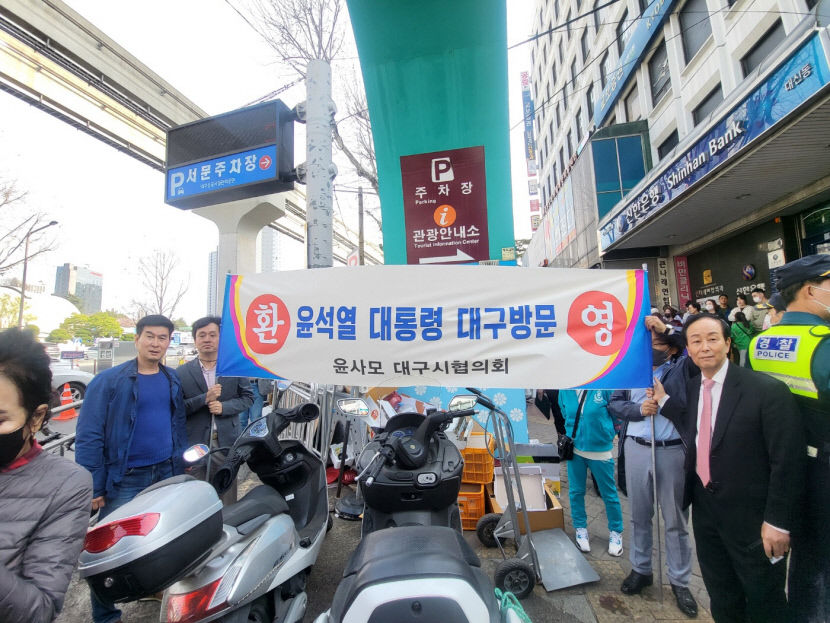 [尹 대구방문] 국정에너지 재충전…서문시장 구름 인파 환영