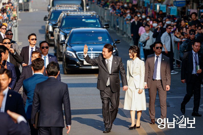 [포토뉴스] 100주년 맞은 서문시장 찾은 윤석열 대통령