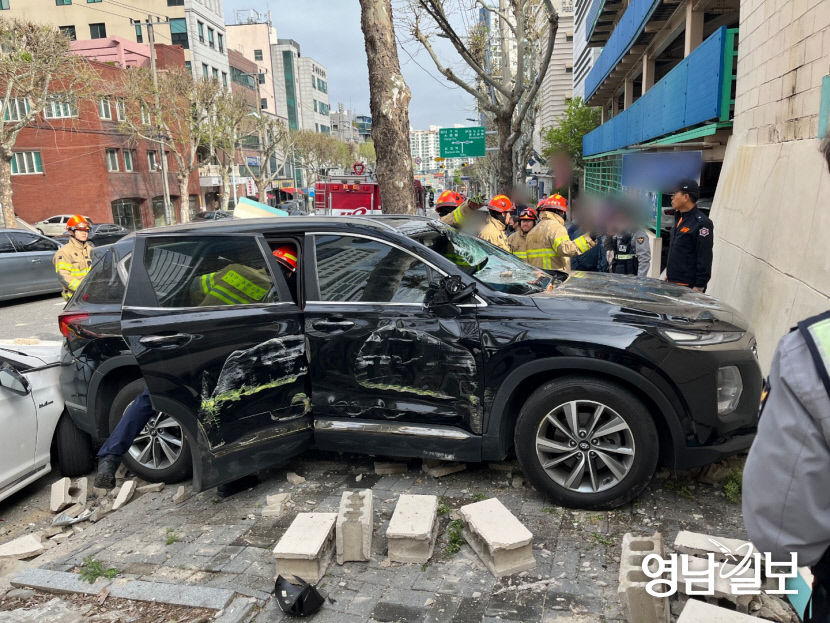 2층 주차장서 후진하던 차량 추락