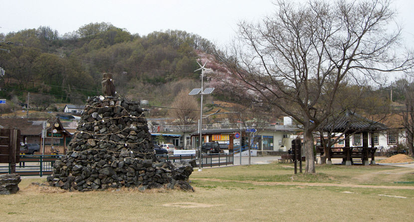 [주말&여행] 충북 옥천 안남면 연주마을, 호수 같은 들에 배 바우 둥실…수백년 이은 전설 현실이 되다