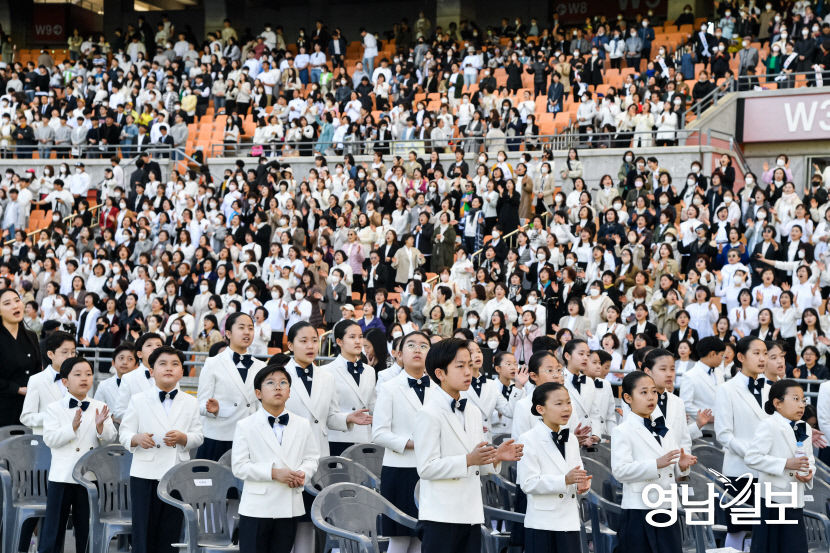 [포토뉴스] 4년 만에 마스크 없는 부활절