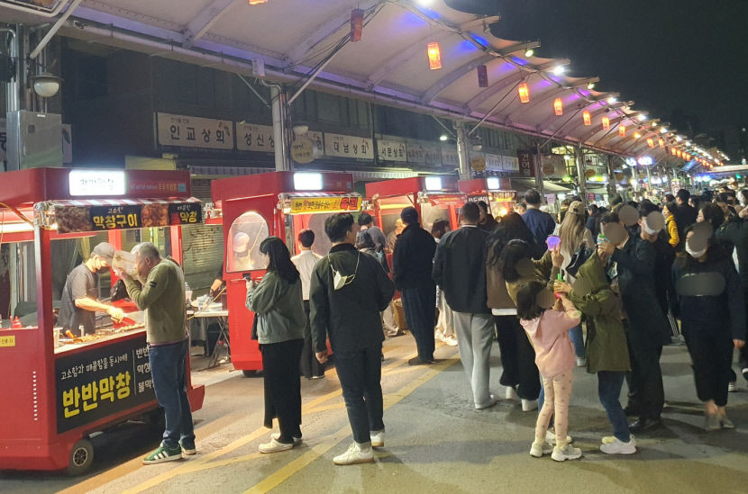 [위클리포유 커버 스토리] 낮보다 즐거운 밤 (2) 야시장·야간꽃축제·근대골목 밤마실 투어…기지개 켜는 밤