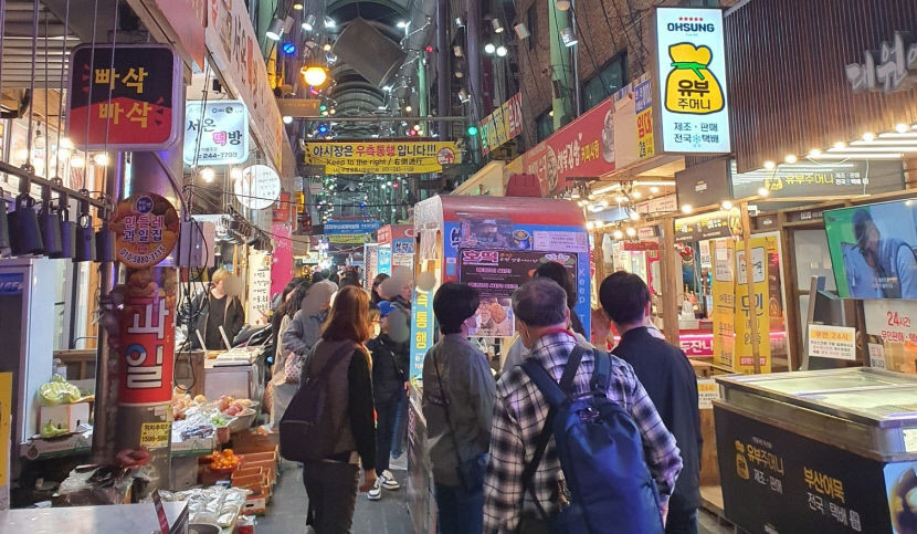 [위클리포유 커버 스토리] 낮보다 즐거운 밤 (2) 야시장·야간꽃축제·근대골목 밤마실 투어…기지개 켜는 밤