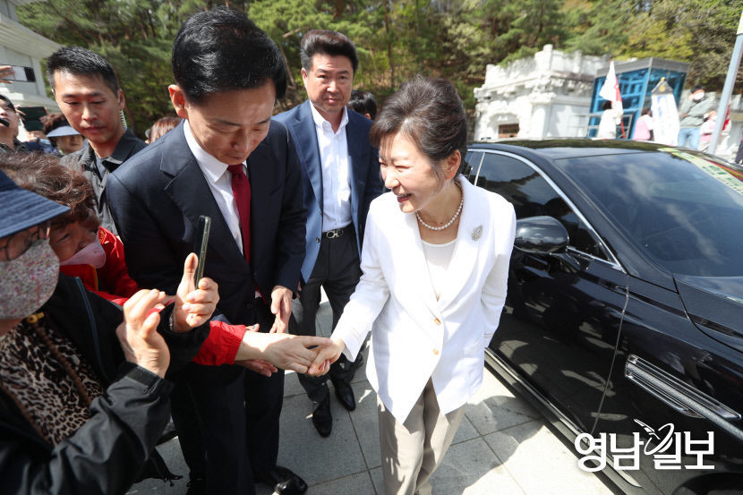 시민들 박 전 대통령 뵙게 돼 반갑습니다 박수 환호